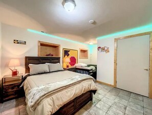 5 soverom, skrivebord, strykejern/-brett og reiseseng for barn