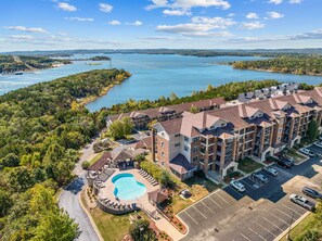 Exterior - Lakeview Penthouse 4BR/4BA Condo • Sleeps 12 • Sunroom + Balcony (Branson)