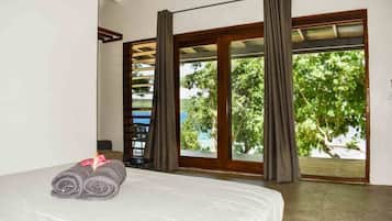 Blackout curtains, travel cot, WiFi, bed sheets