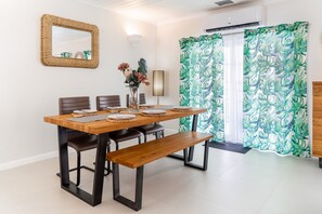 Dining - Porters Gate 19 | Near Ocean - Located in Tropical Reeds Bay with House Cleaning Included (Porters)