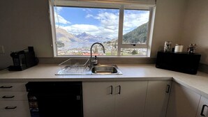 Una cocina con vista a un paisaje montañoso.