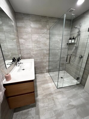 Combined shower/bathtub, hair dryer, towels, soap