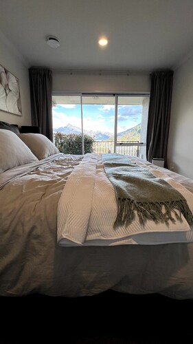 Luxury 3 Bedroom Townhouse With Panoramic Views 6Minute Walk To Town