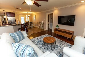 Smart TV - Convenient, Quiet, Centrally Located, Fully Stocked Lakeview Home (New Orleans)