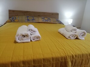 4 quartos, escrivaninha, ferros/tábuas de passar roupa, berço de viagem