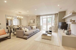 TV - Designed, Spacious, 2 Bedroom Master plus a guest bathroom (London)