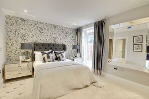 2 bedrooms, WiFi - Designed, Spacious, 2 Bedroom Master plus a guest bathroom (London)