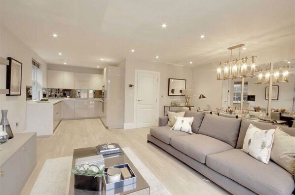 TV - Designed, Spacious, 2 Bedroom Master plus a guest bathroom (London)