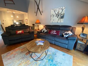 Smart-TV, Kamin, Bücher, Drucker