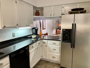 Frigorífico, microondas, horno y placa de cocina