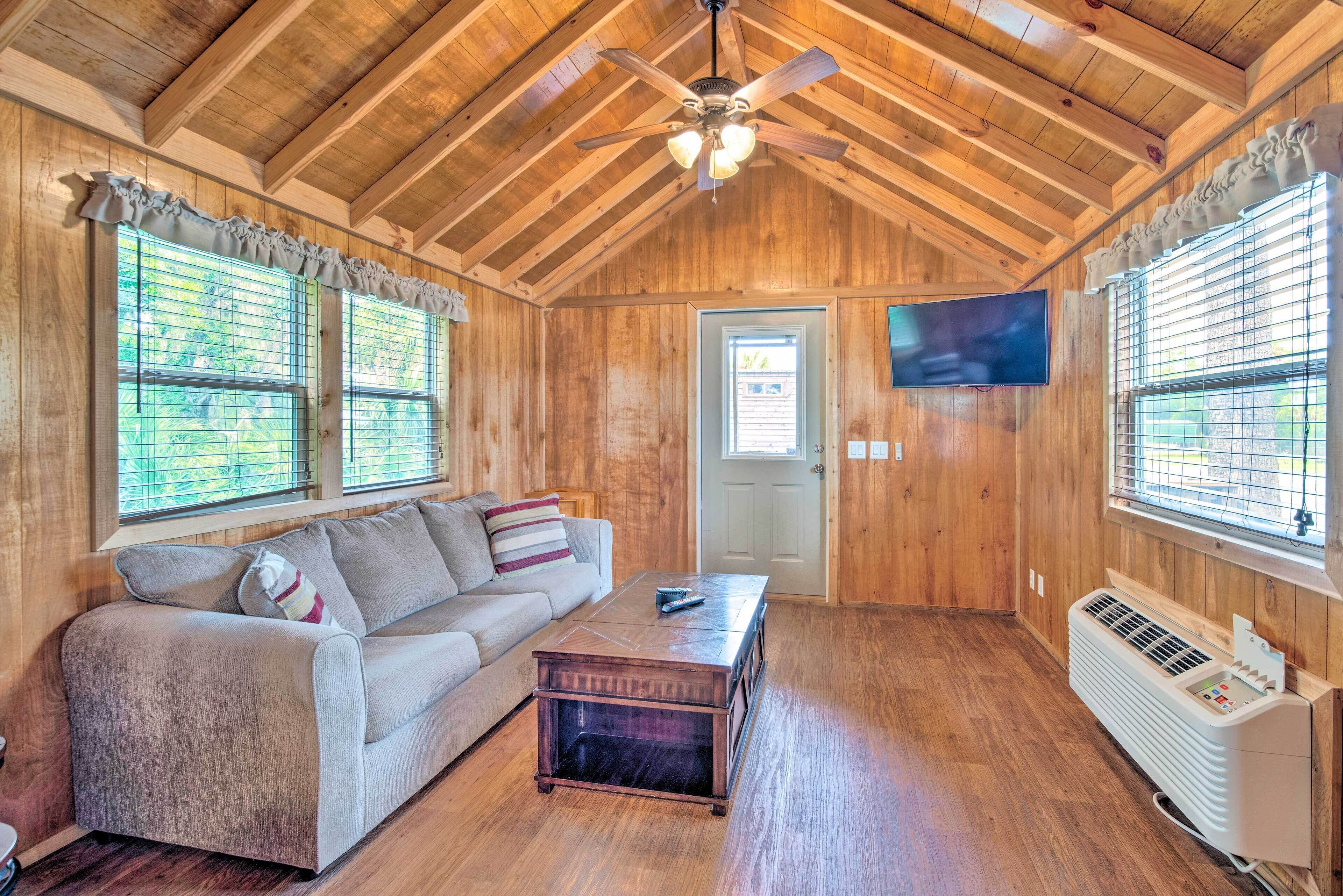 Welcoming Home: Unit 6, On-Site River Access!