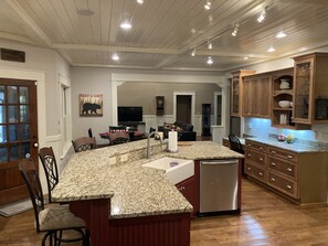 المنشأة من الداخل