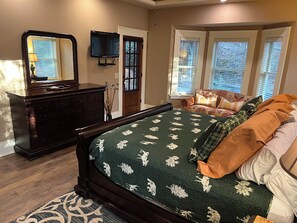 4 bedrooms, desk, iron/ironing board, free WiFi