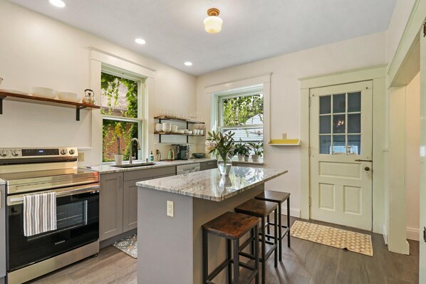 Réfrigérateur, four à micro-ondes, un four, surface de cuisson