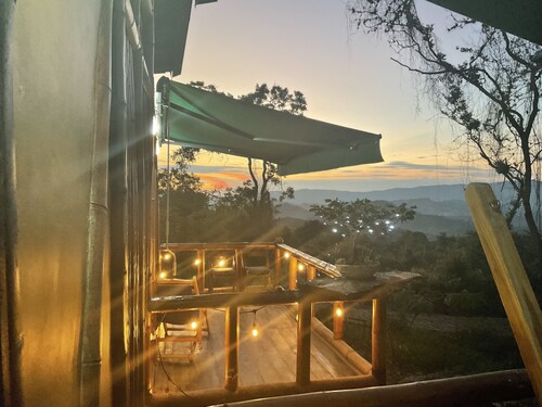 Hermosa cabaña en madera y  guadua espectacular vista dos habitaciones