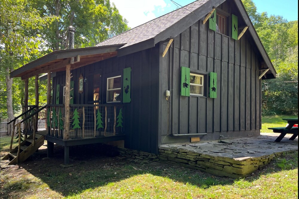 *New* Classic Cozy Catskill Mountain Cabin ~ Wood Stove+Soaking Tub