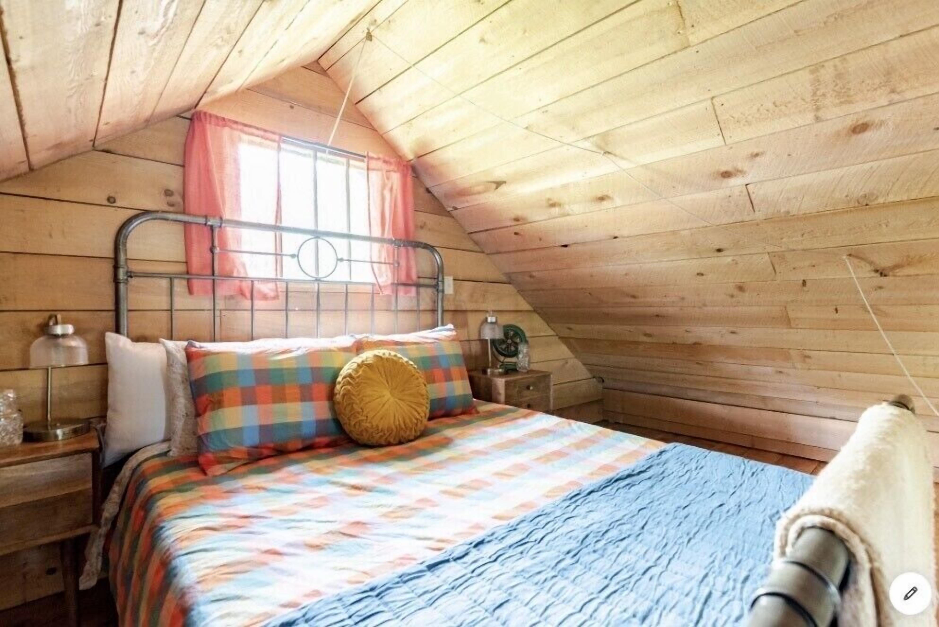 *New* Classic Cozy Catskill Mountain Cabin ~ Wood Stove+Soaking Tub