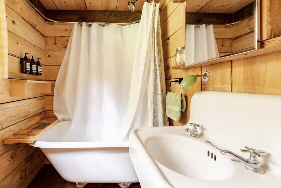 *New* Classic Cozy Catskill Mountain Cabin ~ Wood Stove+Soaking Tub
