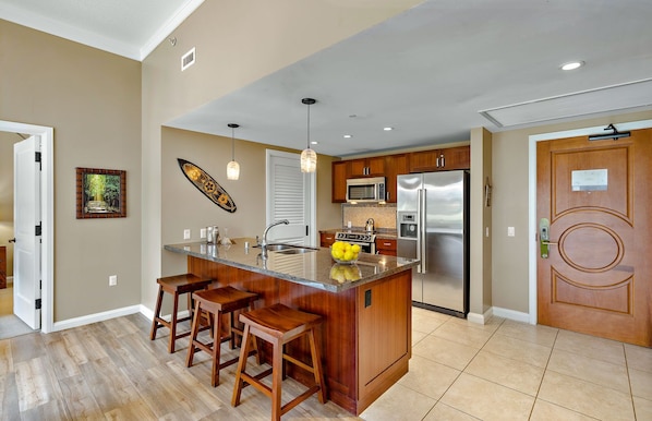 Kylskåp, mikrovågsugn, ugn och spishäll