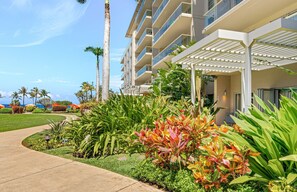 Property grounds - Maui Resort Rentals: Honua Kai - 5 Bedroom Groundfloor Resort Residence, Over 2800 Combined Sq. Ft., Massive Lawn Area, Steps to Pools/Beach/B.B.Q.s (Lahaina)