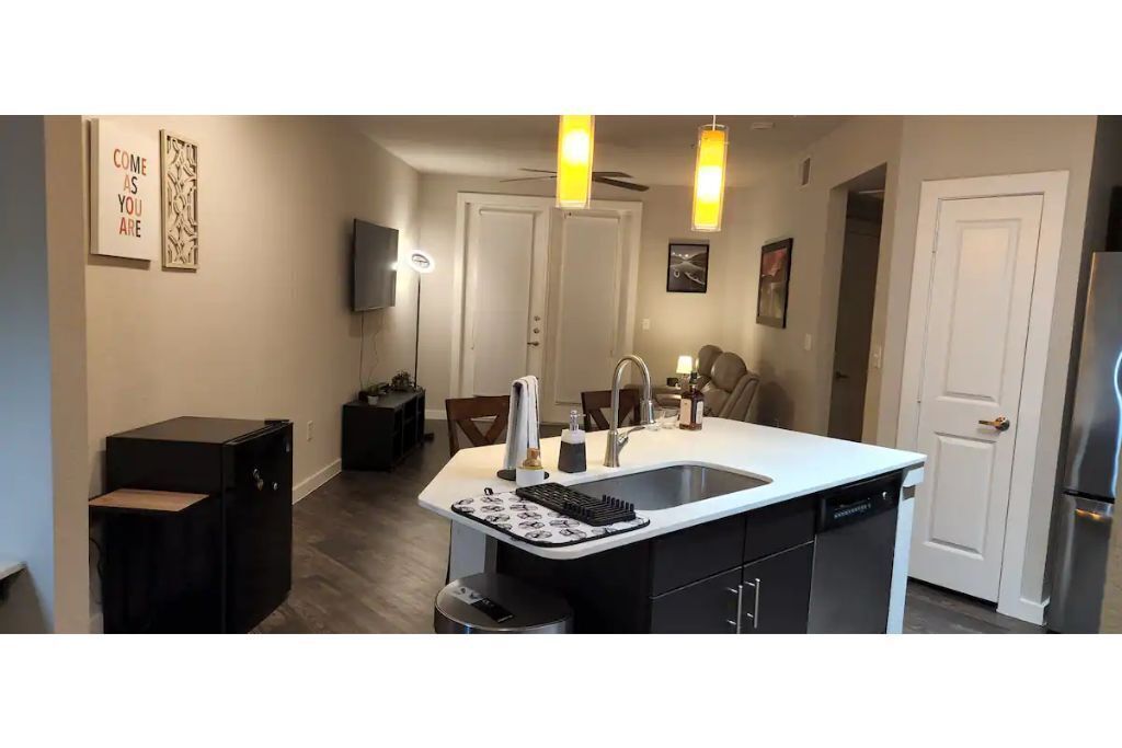 Modern Apartment N. Austin w/ adjustable bed! :D