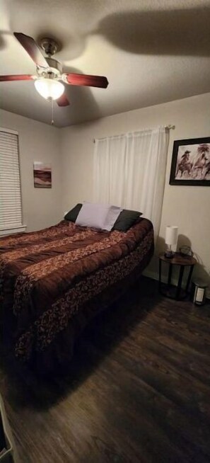 1 Schlafzimmer, Zimmersafe, Schreibtisch, Bügeleisen/Bügelbrett