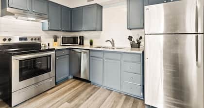 2bed/1bath apt w/ full kitchen - central location!
