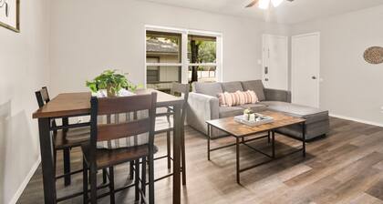 2bed/1bath apt w/ full kitchen - central location!