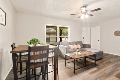 2bed/1bath apt w/ full kitchen - central location!