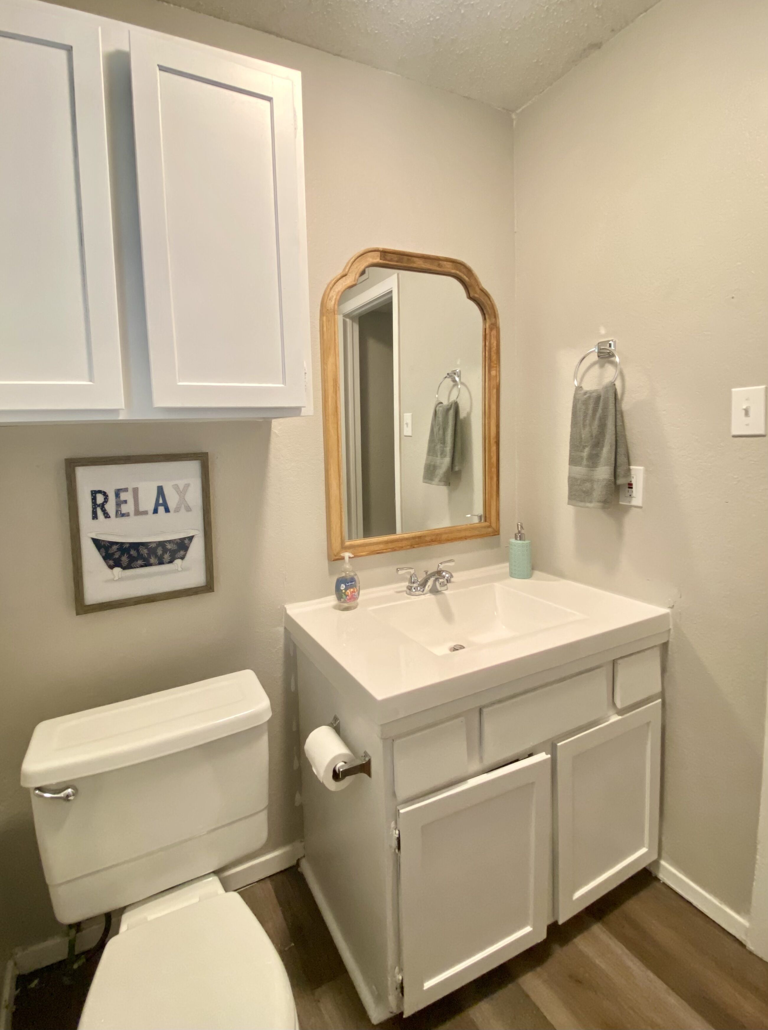 Secadora de cabello, toallas, papel de baño 