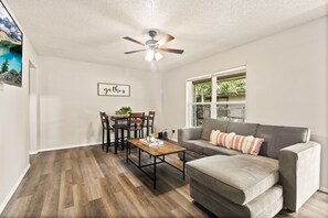 TV - 2bed/1bath apt w/ full kitchen - central location! (Arlington)