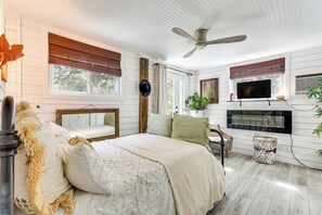 4 bedrooms, desk, iron/ironing board, Internet