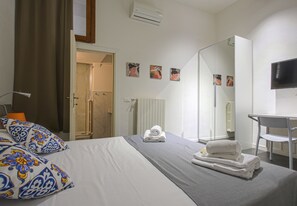 2 bedrooms, iron/ironing board, travel cot, WiFi