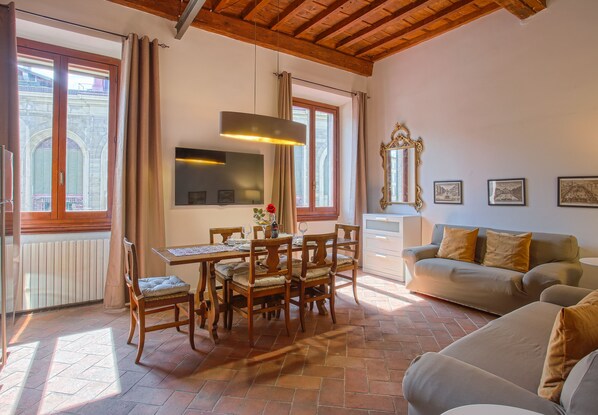 TV - Classy apartment-Hosted by Sweetstay (Firenze)
