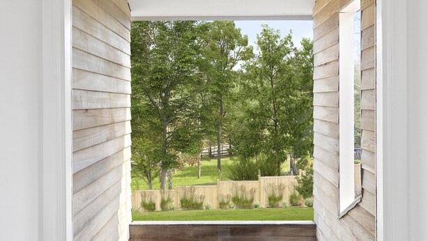 Ein Zimmer mit Blick auf einen Pool und einen Garten.