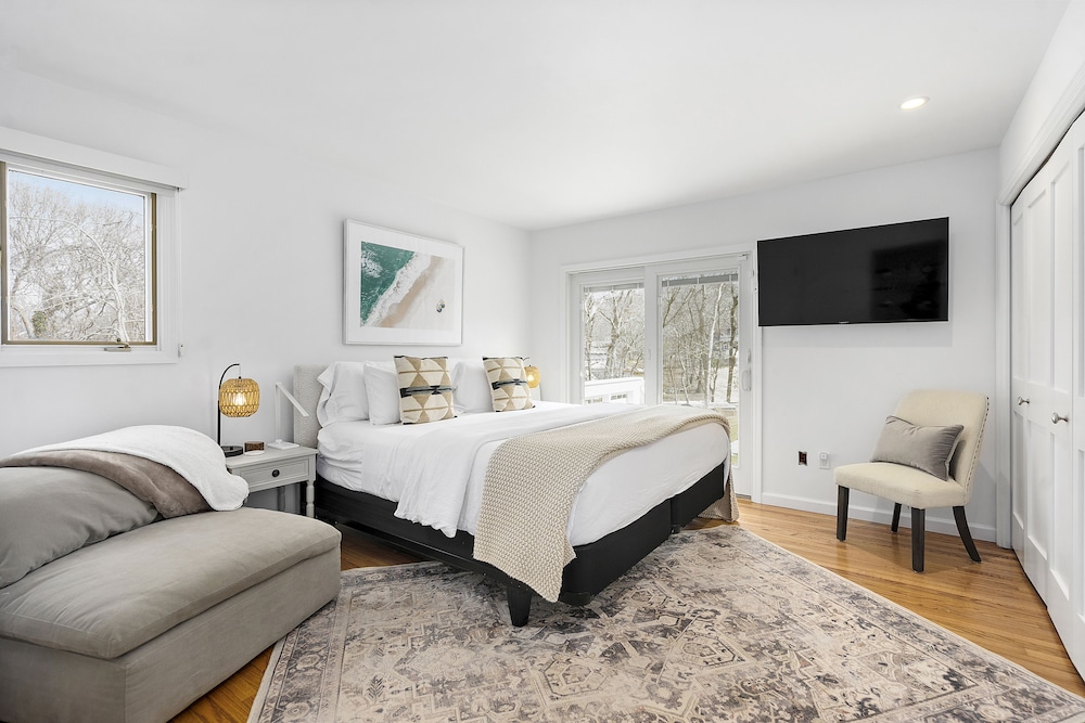 New Listing- Steps To Private Beach. Completely Remodeled Modern Beach House - Hamptons, NY