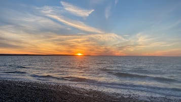 In Strandnähe, Liegestühle, Strandtücher