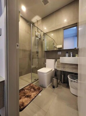 Dusche, Haartrockner, Seife, Shampoo
