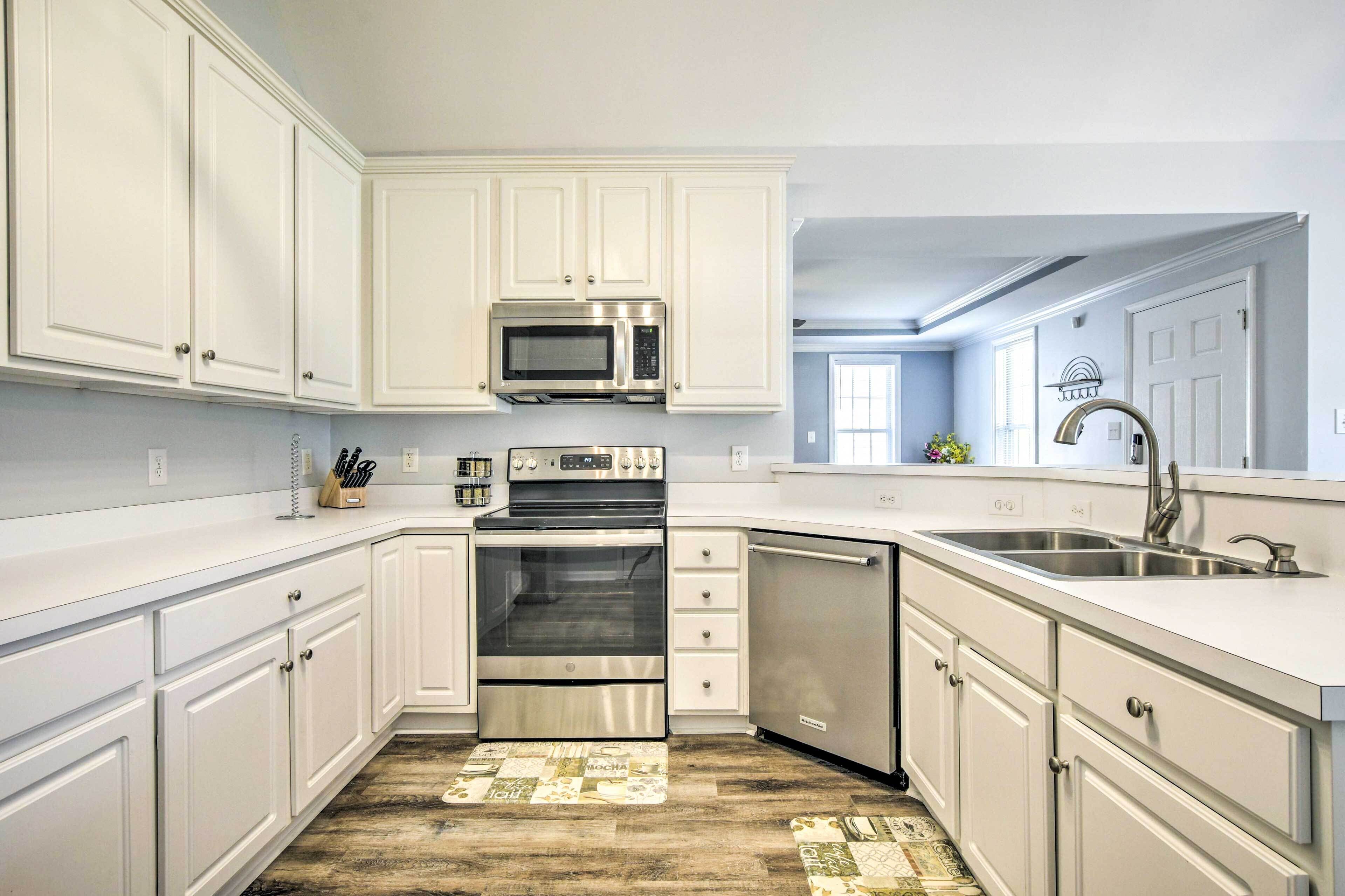 Welcoming Abode w/ Yard ~ 1 Mi to Dtwn Apex!