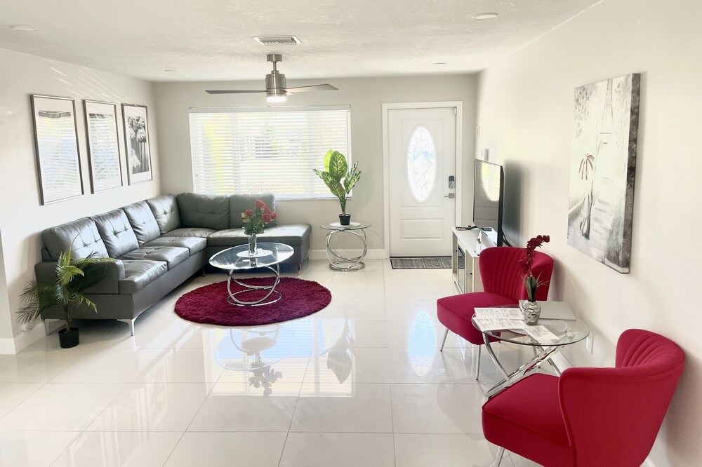 Clean and modern 2BR/2Bath Jacuzzi home, beautiful Patio, minutes from the beach