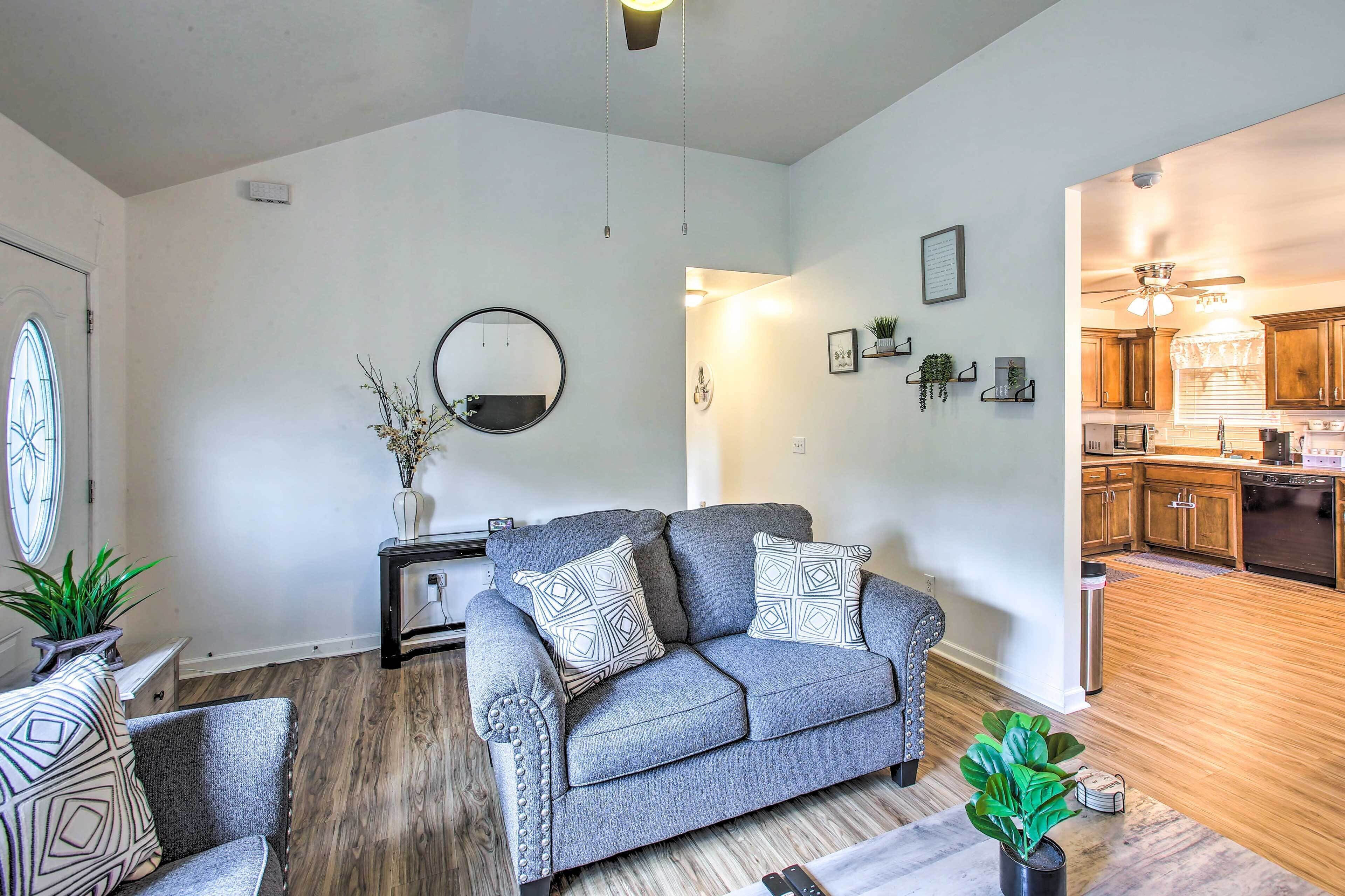 Charming Springfield Escape w/ Furnished Deck