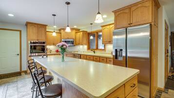 Fridge, microwave, stovetop, dishwasher