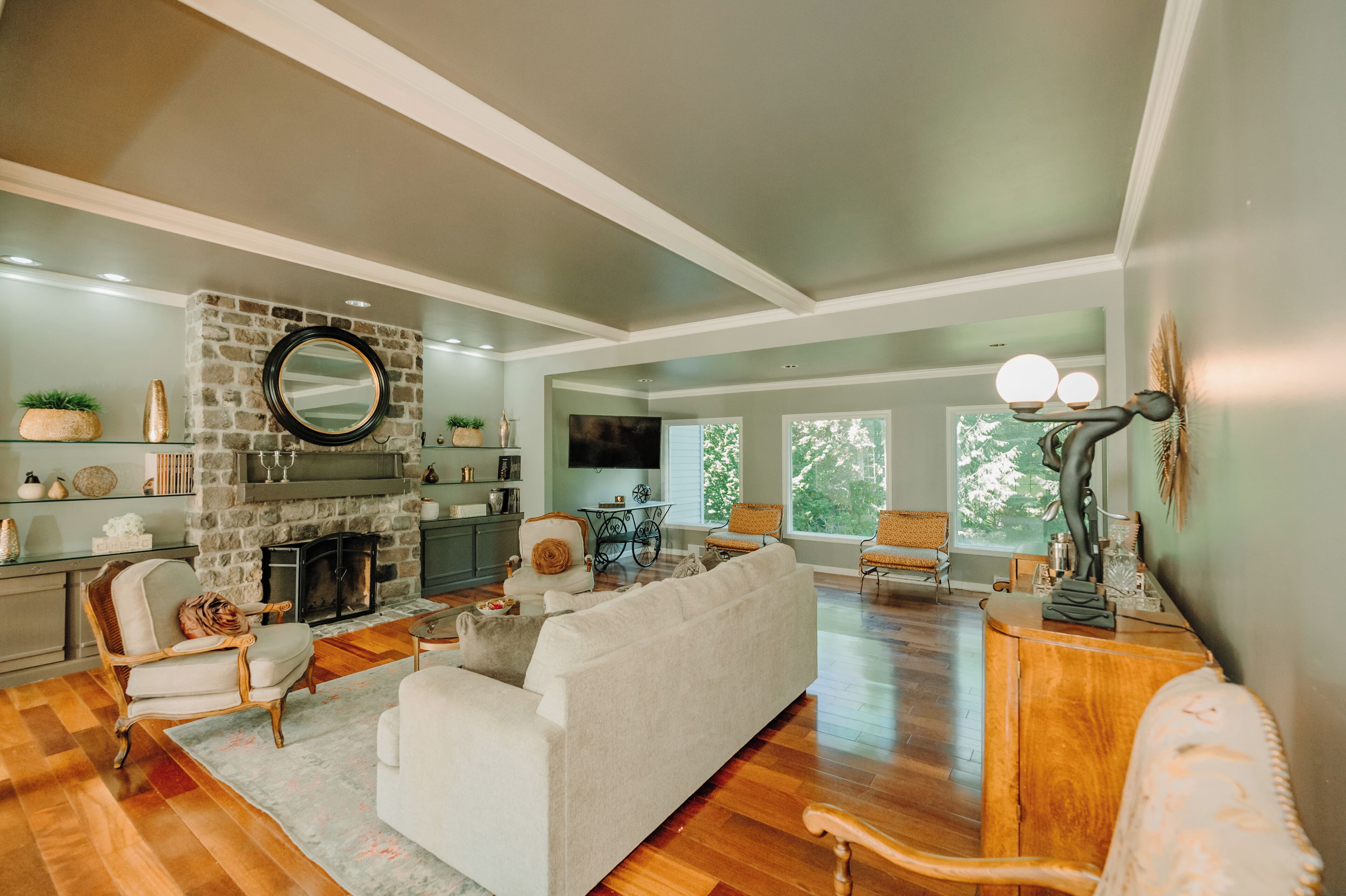 智能电视、壁炉、书