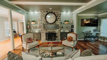 TV connectée, cheminée, livres