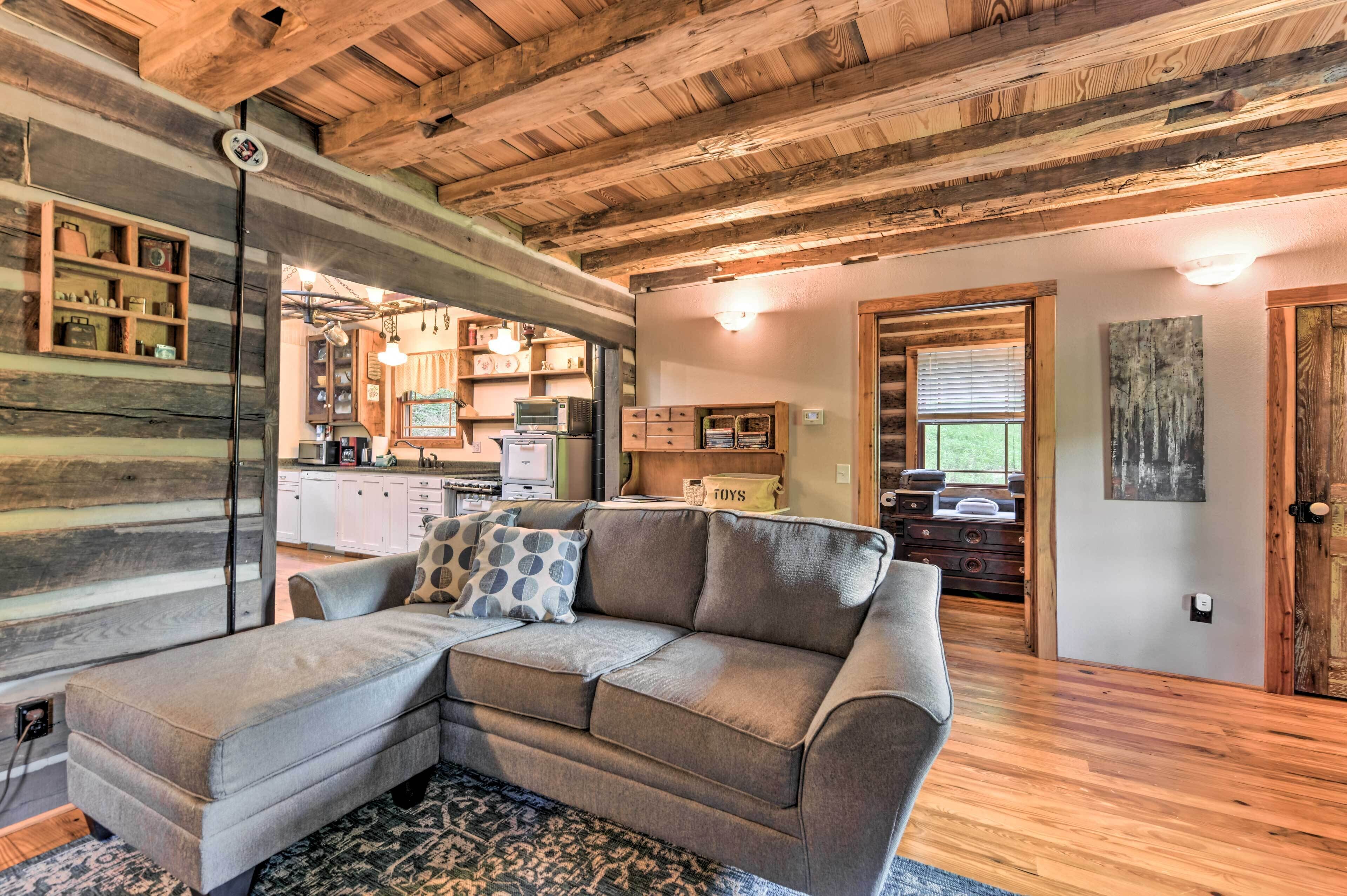 Clyde ‘Papa Bear’ Cabin, Near Smoky Mountains!