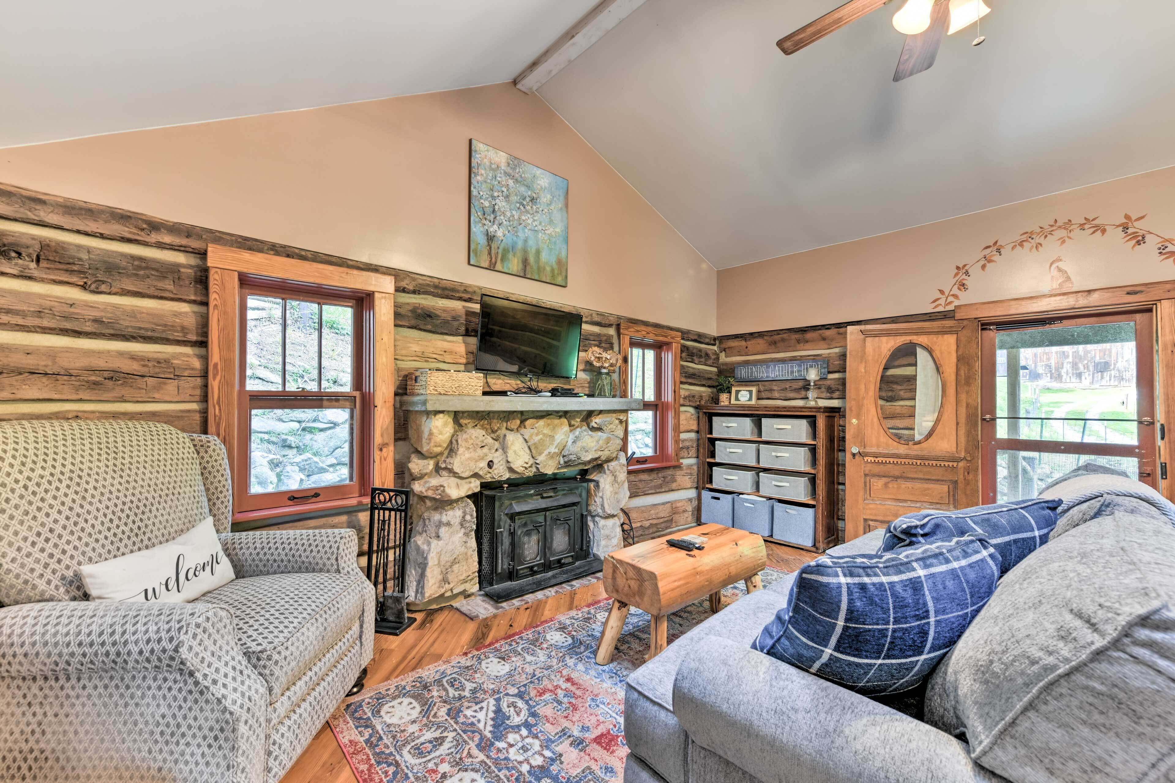 Cozy ‘Mama Bear’ Cabin w/ Mountain Views!