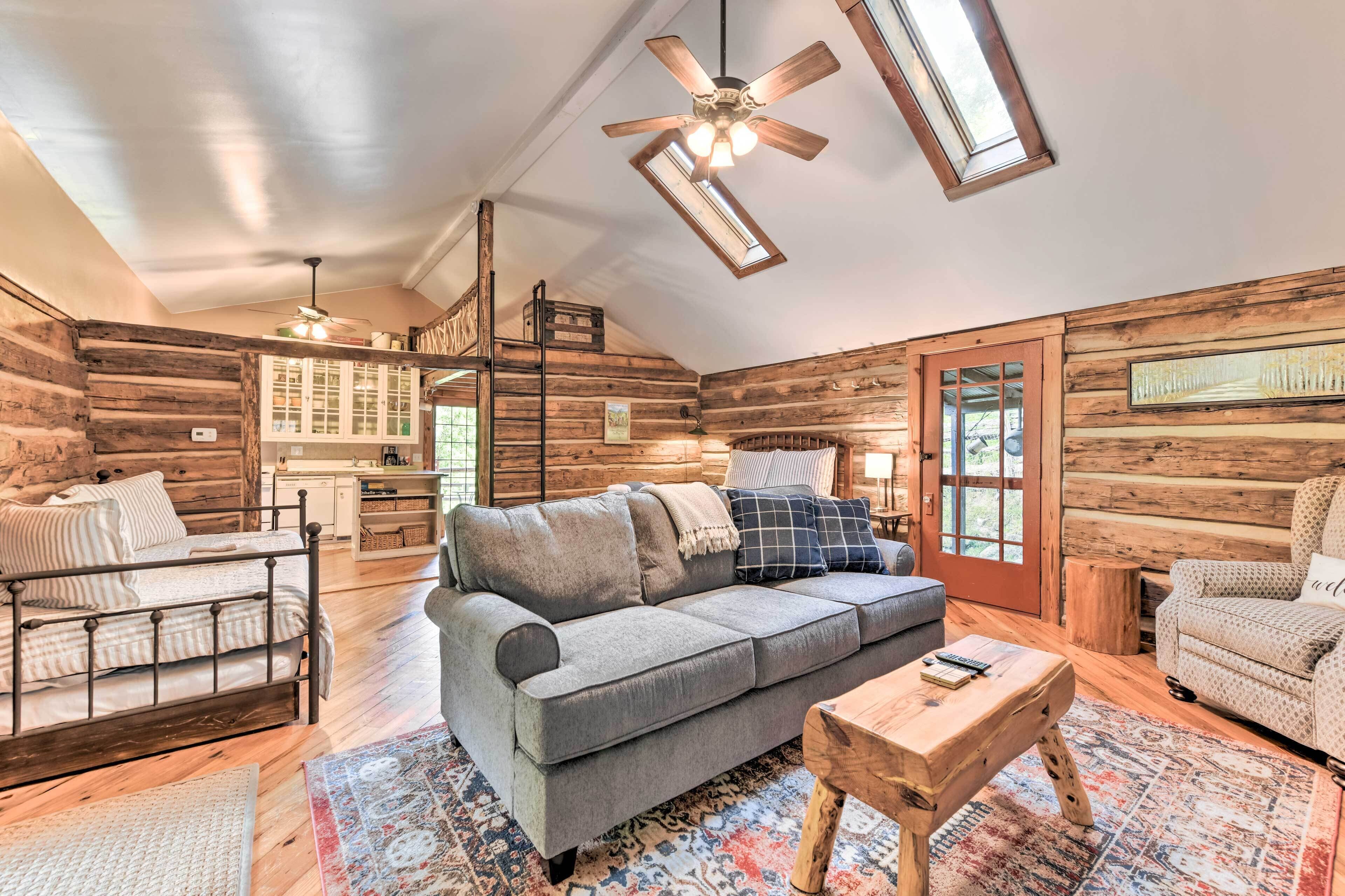 Cozy ‘Mama Bear’ Cabin w/ Mountain Views!