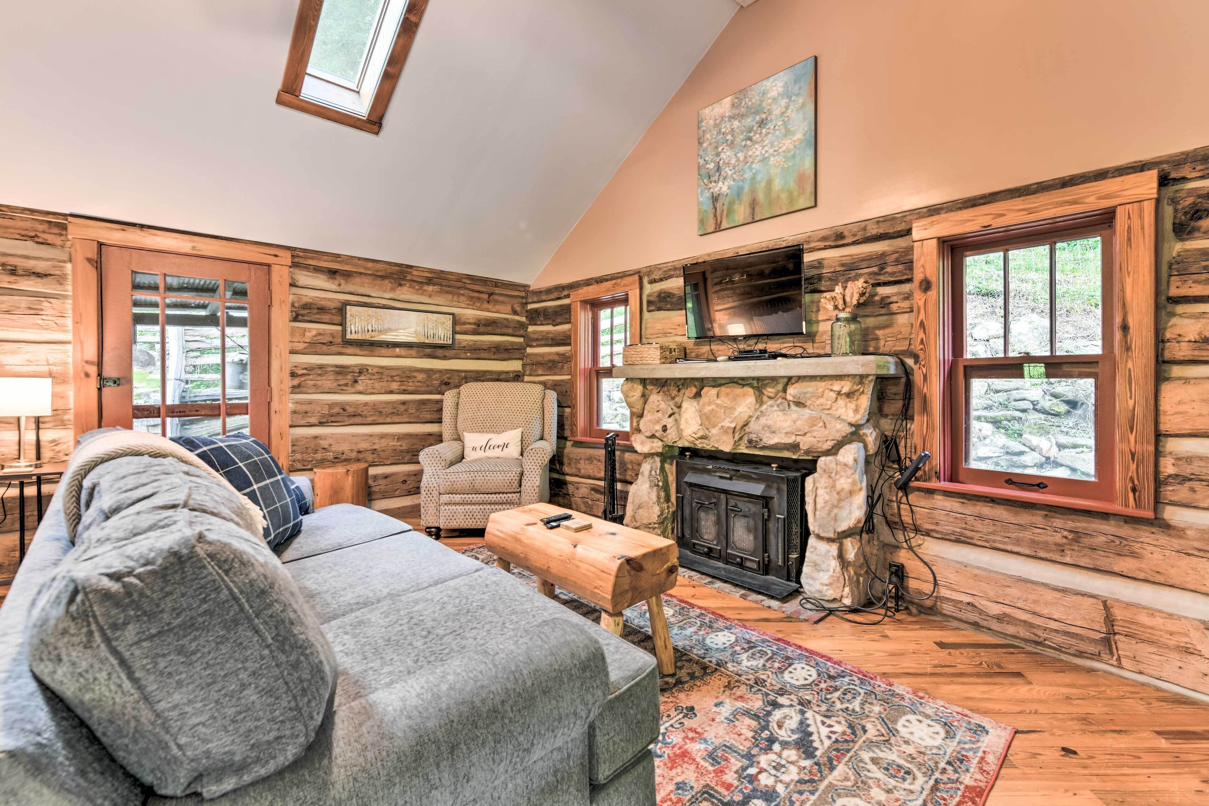 Cozy ‘Mama Bear’ Cabin w/ Mountain Views!