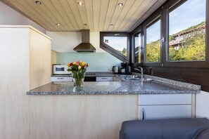 Een koelkast, een microgolfoven, een oven, een kookplaat