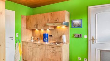 Kühlschrank, Herdplatte, Wasserkocher mit Kaffee-/Teezubehör